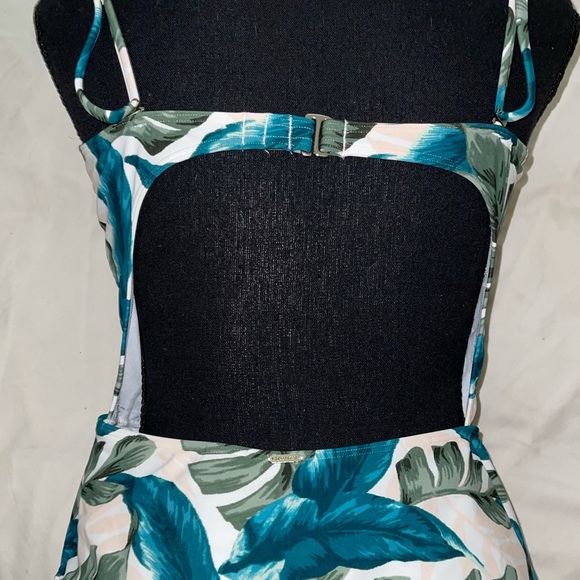 Hollister floral one piece - Picture 8 of 10